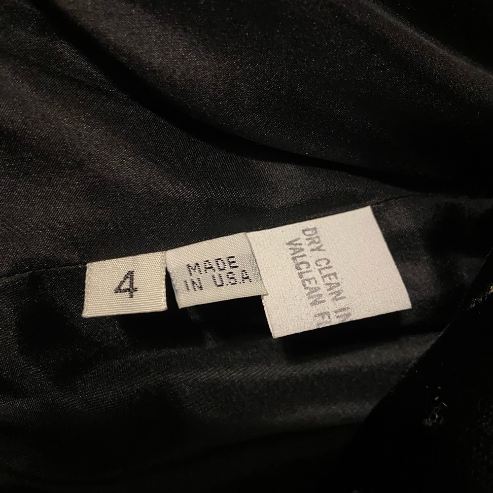 Vintage Carolina Herrera velvet special event jacket with glitter detail. - Picture 10 of 10